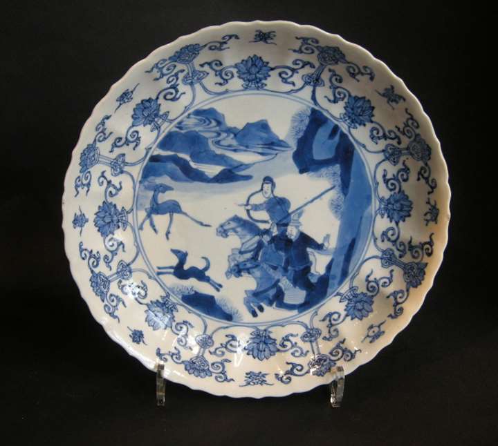Dish porcelain blue and white decorated with hunting scene -  Kangxi period